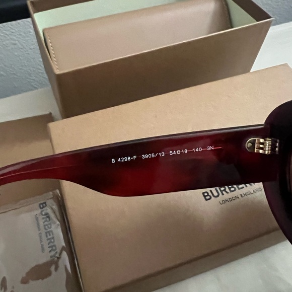 NEW Burberry Cateye gold logo sunglasses - Picture 9 of 11